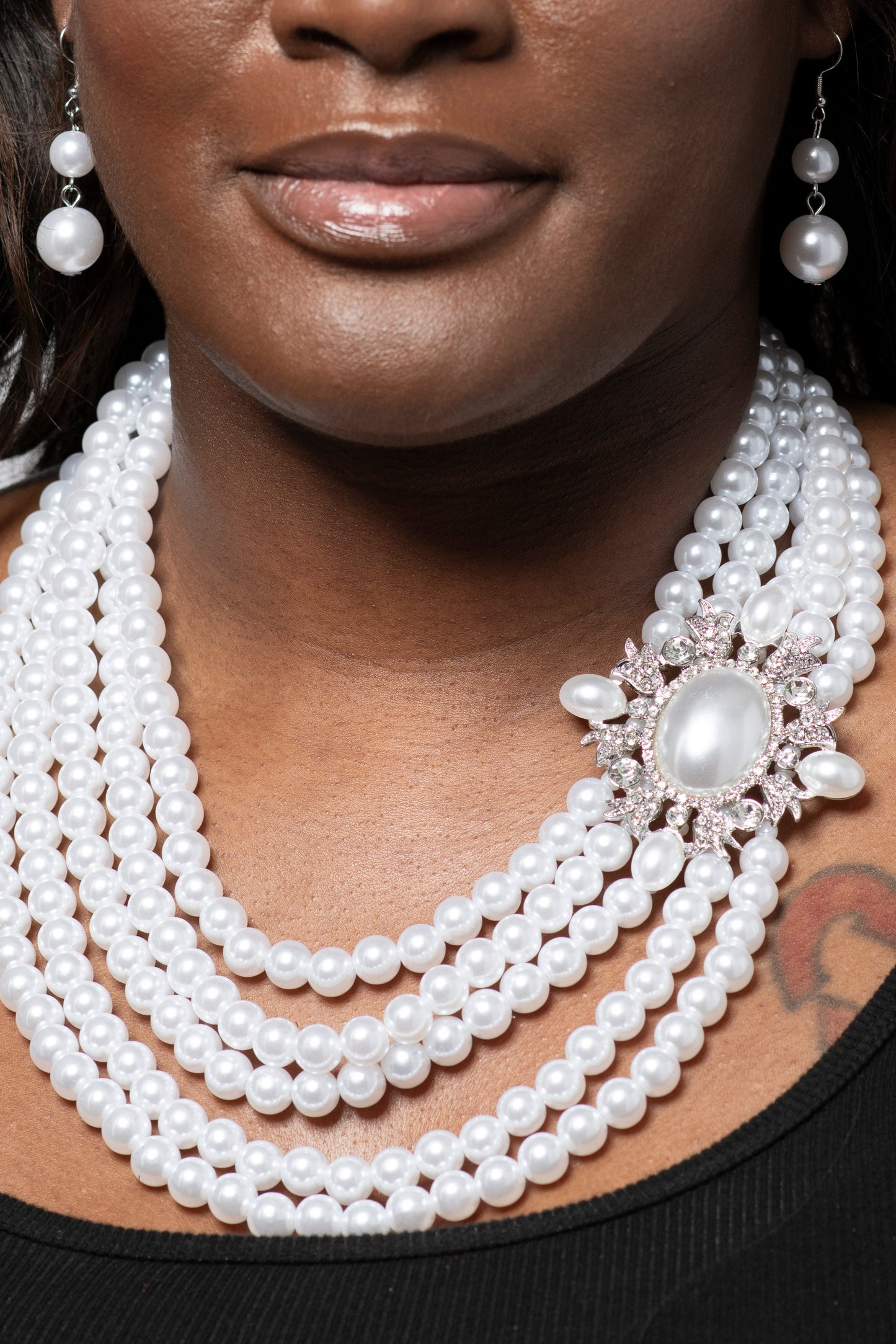 Ms. Secretary Pearl Necklace Set